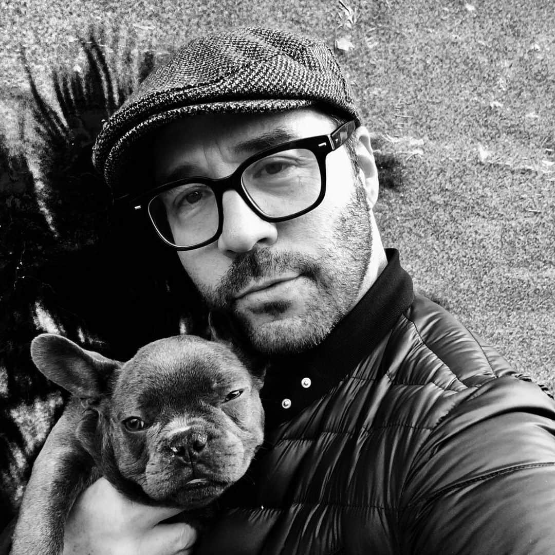 ジェレミー・ピヴェンのインスタグラム：「Bubba passed away today . He brought the spirits up to anyone who met him. I took him along with me everywhere and he’s a part of me .  He died in my arms and it’s hard to stop crying. 2020 is consistent I will say that.  Going to bury him now so if u see me without him now u know why. Be good to one another please and toss a ball for him as he loved chasing them!」