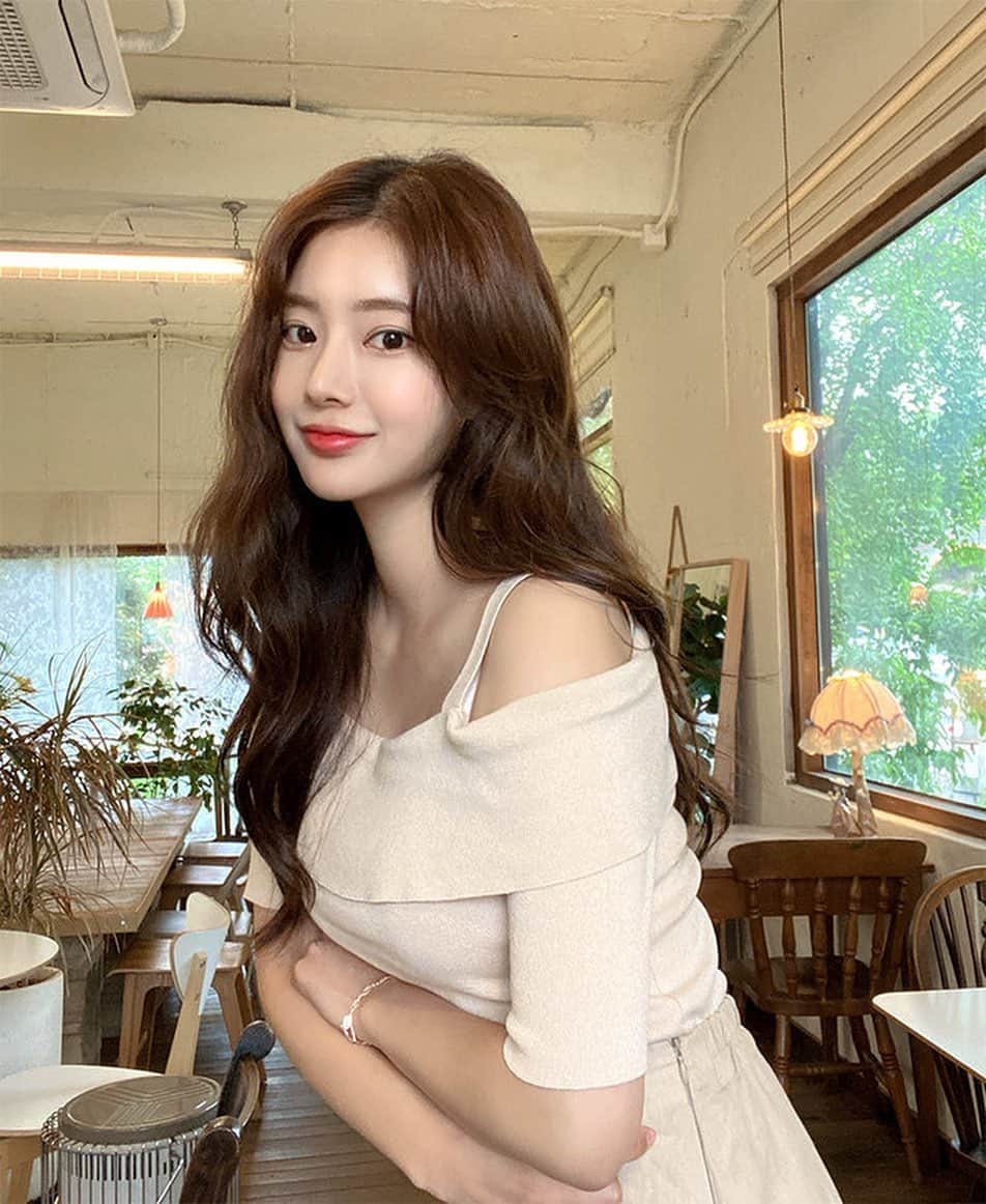 Chuuのインスタグラム：「탑 카테고리중에서 가장 인기 많은 니트입네댱✨오프숄더 입고싶었지만, 쪼금 부담스러우셨던 분들이 언발로 되어있어서 좋아하시는거 같아요!」