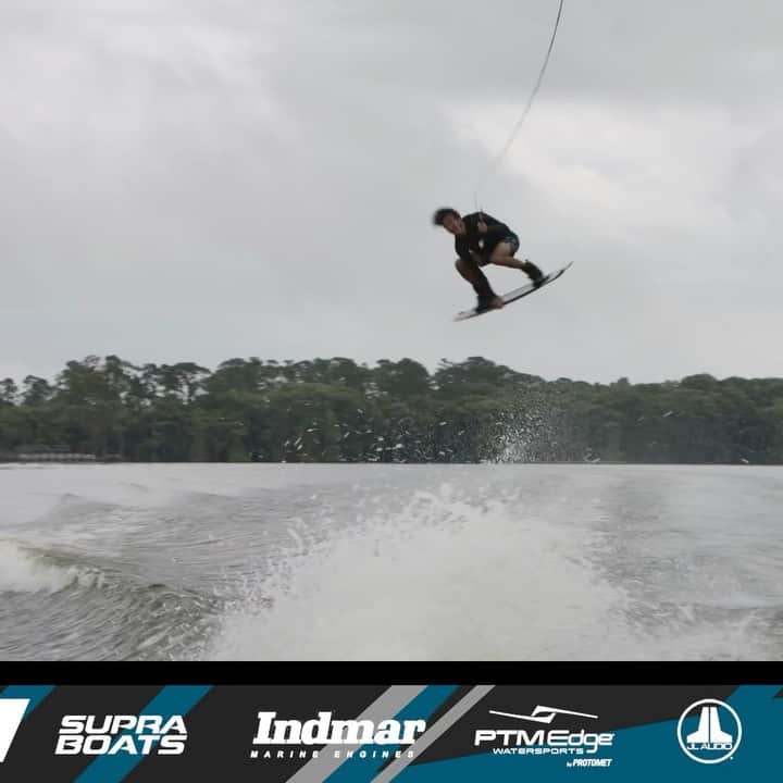 手塚翔太のインスタグラム：「3tricks from my semifinal run for @prowakeboardtour digital stop 1! Go to the link in my bio and vote your favorite run😎✔️🔥 今年のプロツアー1戦目は映像にて開催になりました！ さらに、プロフィールのリンクから好きな選手の滑りにファン投票でき、25%がスコアに反映される見たいなのでお時間がある方は是非チェックしてみて下さい😎✔️🔥 @supra_boats」