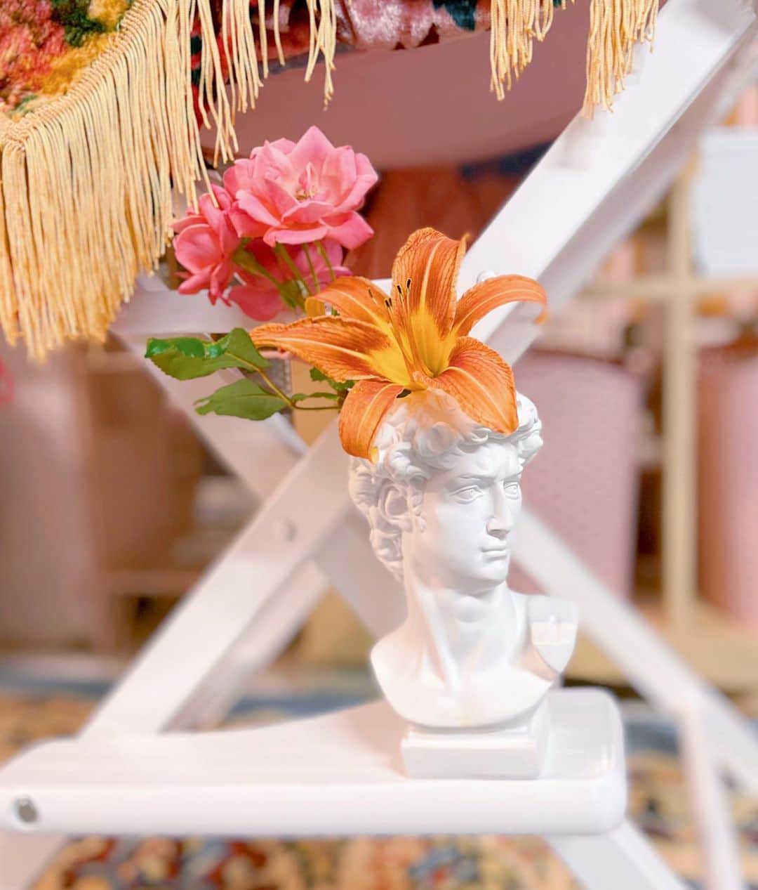 オードリー・キッチングのインスタグラム：「My tiger lilies and roses are in full bloom. Silk printing, tea ceremonies + painting with colored shadows.」