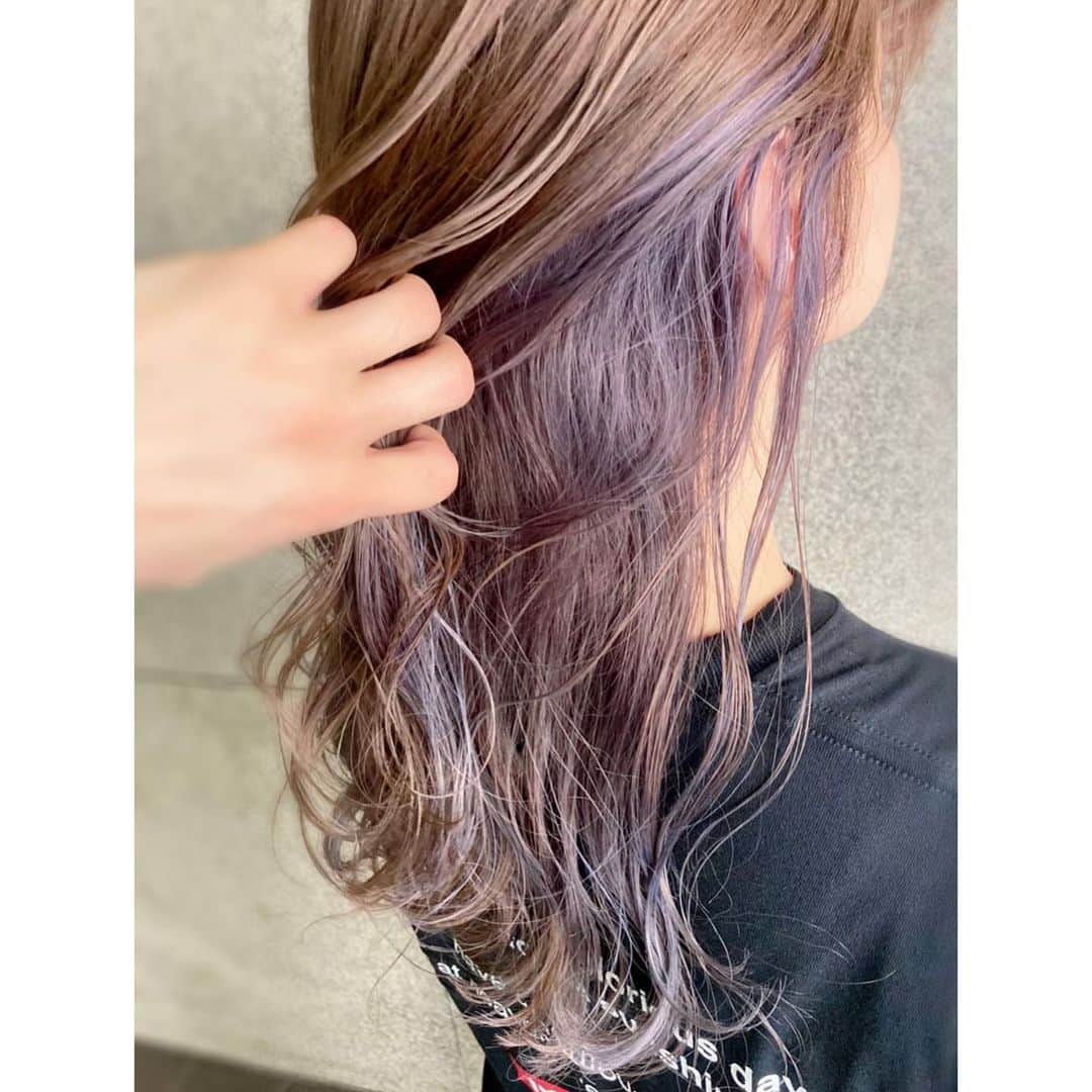 rinaのインスタグラム：「Good morning♡ 昨日ははじめてのアンケートへ 約3,000名様が、お答えをくださり！ありがとうございましたー！！！ . 最初はロング派の方が 多かったのですが、時間が経つにつれてショート派の方も増え、最終的にまさかの50:50！🤣 . 急にバッサリ！ショート欲！ が出て迷いに迷ったのですが 超軟毛癖毛のわたしが梅雨時期に冒険しちゃうのはちょっと…と、なり、ロングのまま、インナーカラーで遊びました♡ . グレージュベースに、ラベンダーのインナーです！インナー部分はケアブリーチ！ラベンダーは薄くとリクエストしましたが、黄みを抑える為に丁寧に丁寧に重ねていただきましたー！ . 退色はやいので、白かグレーっぽくなるだろうな笑 それもまた楽しみ！そこにまた重ねるのも楽しみ！そんなカラーです♡ . いつかショートにしたいけど、癖毛＆丸顔代表なので、その壁を乗り越えれるかな？😇笑 . #ロングヘア #ヘア #カラー #ヘアカラー #インナーカラー #グレージュ #ラベンダー #ブリーチ #ハイライト #メイク #ビューティー #サロン #ヘアアレンジ ♡ヘアスタイル #ミルクフェド #美容 #美容院 #髪 #hair #hairstyle #haircolor #haircut #hairarrange #hairsalon #makeup #beauty #milkfed」