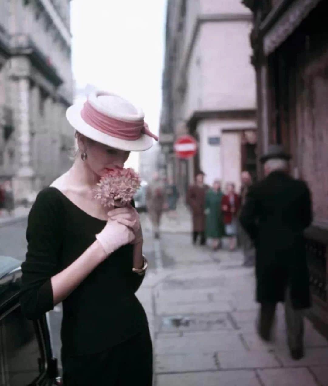 Abby Chenのインスタグラム：「1950s France 優雅從容的女人，擁有永不褪色的美麗，自有一種恆古不變的美🤍」