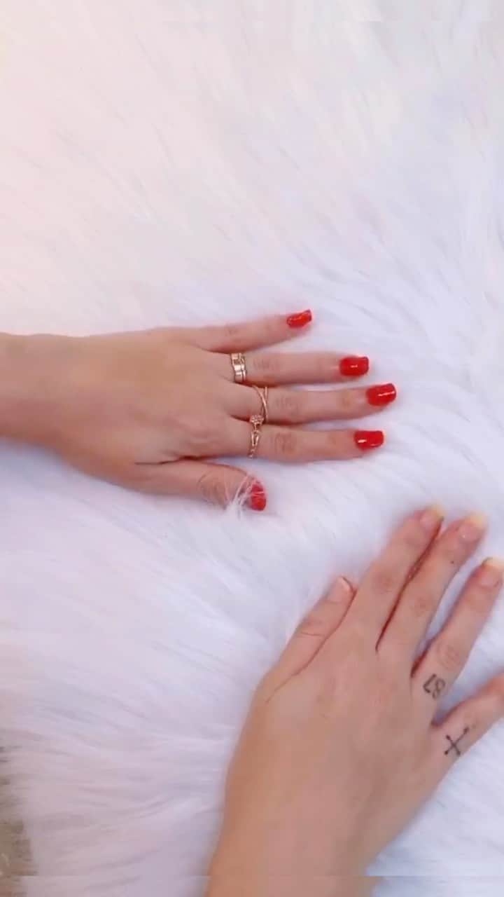 Gabriela Salesのインスタグラム：「Lacrinhas, testei o truque que tá bombando de pintar as unhas com make. Deu certo, viu? Porém descasca mais rápido e a sombra precisa ser bem pigmentada pra dar certo. 💕」