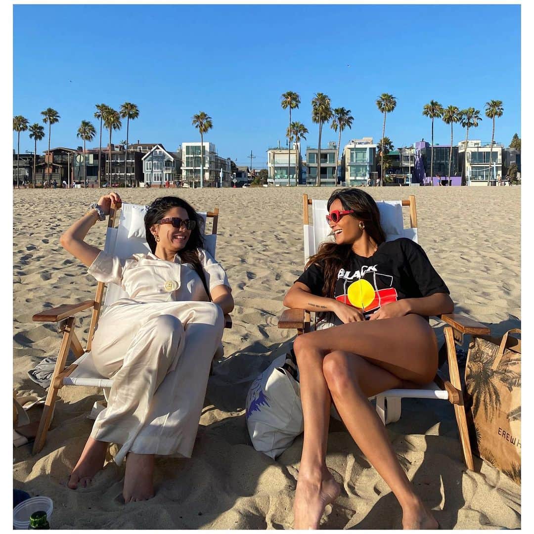 ジェラ・マリアーノのインスタグラム：「Cruisey Sunday California style😎 Grateful to be alive & enjoy some much needed light & laughter🖤💛❤️ @iamjessicagomes」