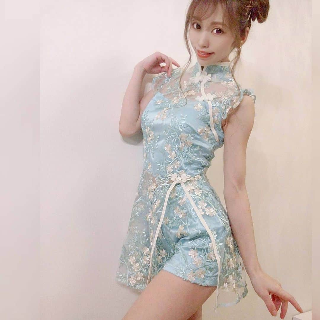 雨宮めるさんのインスタグラム写真 - (雨宮めるInstagram)「おNEWのチャイナ服は @malymoon1991 公式HPでGET。 楽天ショップには掲載のない品揃えもあって、 LINE友達追加で割引もあるからラッキー♡  ちなみに身長160cmの私はSサイズを選択。 ウエスト52〜53cmなので、両脇合計10cm程縮め縫い。 生地がしっかりしているので、お直ししても脆くならなくて助かりました♪  #チャイナ服 #チャイナドレス #私服系チャイナ #chinesedress #chineseclothes #chinesegirl #chinesecostume #コスプレ #コスプレ好き #コスプレマニア #cosplay #cosplaymania #sexycostume #malymoon #マリームーン #可愛いコスプレ #セクシーコスプレ #お団子ヘア #ヘアアレンジ #ゴールドピンアレンジ #hairarrange」6月16日 9時27分 - amamiya_melty