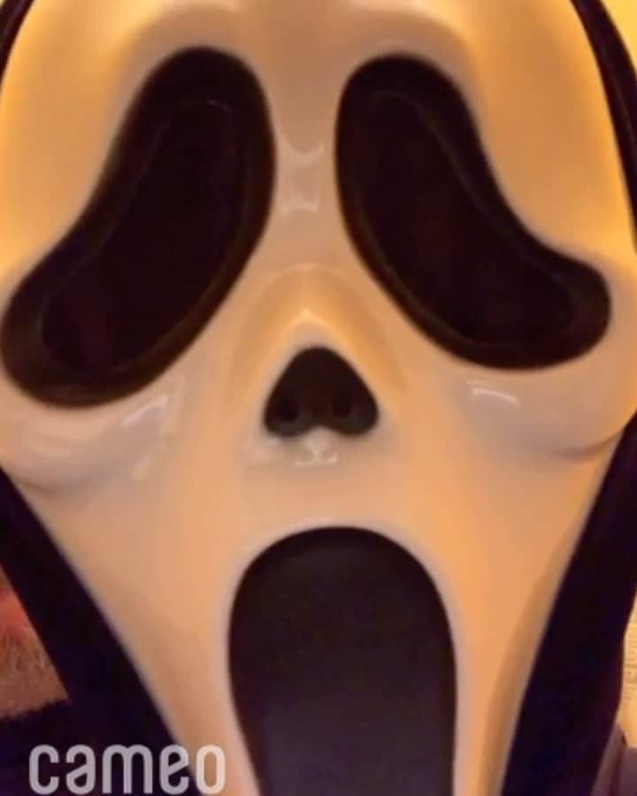 シェーン・ドーソンのインスタグラム：「The other night I was having really bad anxiety and feeling sad. Then I found out that Roger L Jackson aka The Voice of Ghostface from Scream had a cameo and I got one to cheer me up. It worked and it made me cry. :,)) Thank you Roger for making my childhood dream come true. ❤️🔪 @rljtoday」