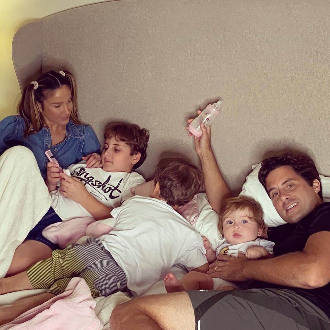 Claudia Leitteのインスタグラム：「... vcs, que fazem fotos lindas de família, tipo comercial de margarina, precisam me mostrar o “caminho das índias”. 🤣🤣Esse registro aí foi meu pai quem fez... eu até gostei! 🤣 ps. Analisem o pente na mão de Davi...🙄」