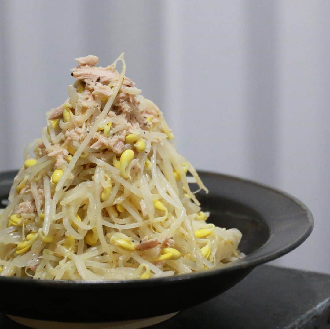 馬場裕之のインスタグラム：「シークワーサーもやし 『材料』 もやし2袋400g シークワーサー大さじ1 塩小さじ1/2 オリーブオイル小さじ1 ツナ水煮缶1缶60g 黒胡椒適量 ①もやしを加熱して水気を切ったらボウルに入れます。 ②全ての材料を入れて混ぜるだけです。 シークワーサーは酸味が強すぎず爽やかな香りが食欲をそそります。 普段のお酢の代わりや、カルパッチョに使ったり、ライト系のビールに小さじ1杯入れたり（濃いビールだとアイスビールにしても）、ドラゴンフルーツの赤に少し入れてスムージーにしたり（とても綺麗な赤と爽やかな香りになります）、泡盛のロックに少し多めに入れたりしても（飲みやすくなるので飲み過ぎ注意です）美味しいですよ。 #おうち時間  #おうちごはん  #吉本自宅劇場  #馬場ごはん」