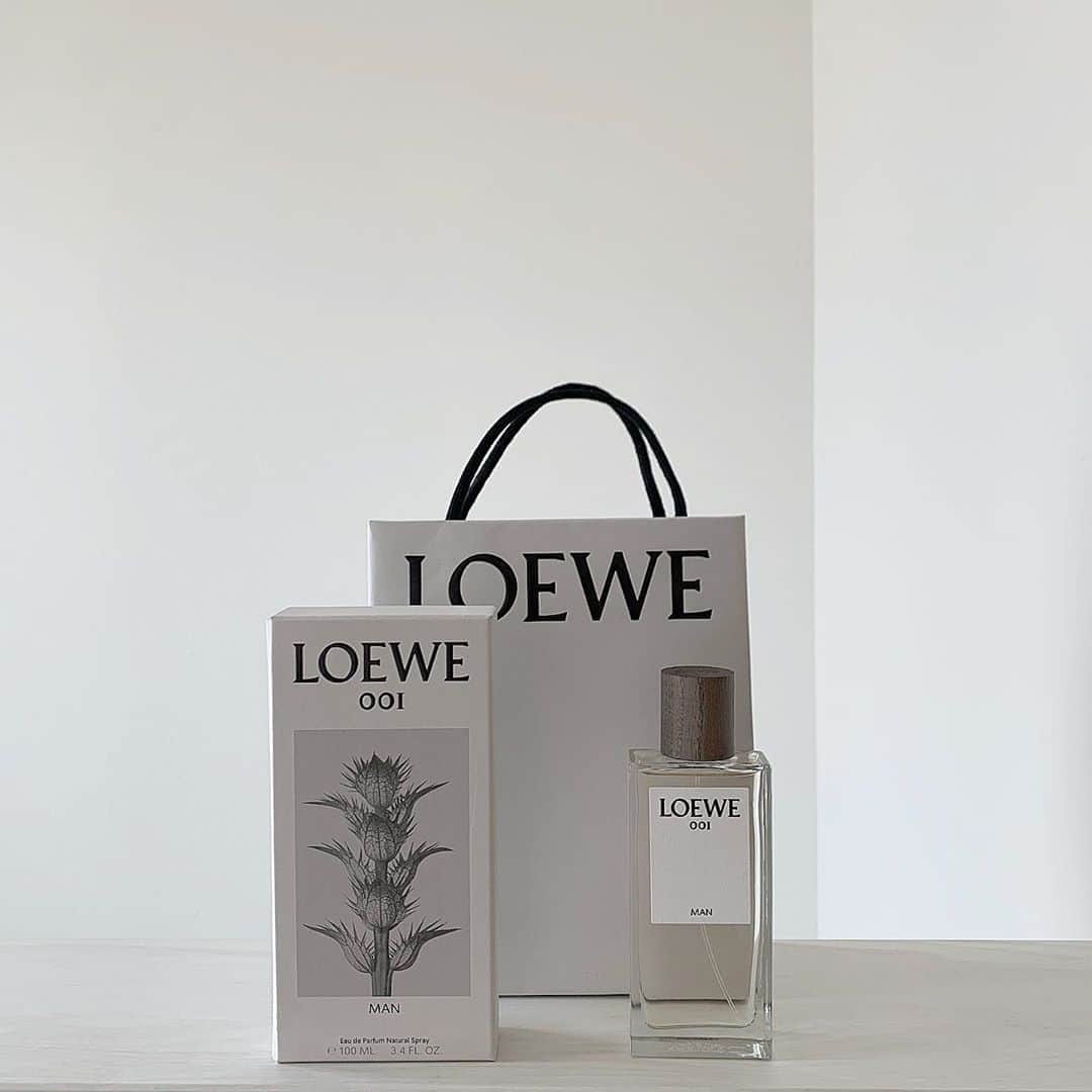 ukapiのインスタグラム：「⠀ ⠀ 香りもデザインもドンピシャ♡ MANの方にしたヨ🍐 ⠀ ⠀ #ロエベ #loewe」