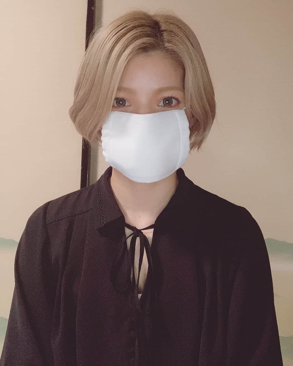 菜月アイルのインスタグラム：「#アベノマスク 我が家6人居るから足りないわ🤣 でも思ってたよりも丈夫そう。。 ・ ・ #あべのますく  #マスク女子」