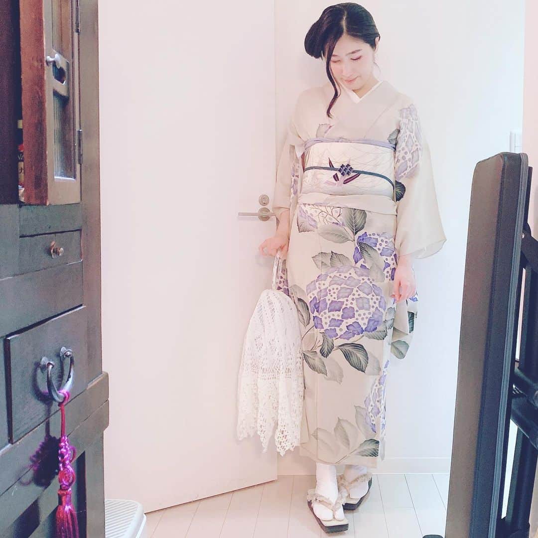 峰なゆかさんのインスタグラム写真 - (峰なゆかInstagram)「紫陽花の着物に笹とカタツムリの帯、紫陽花の帯留めで病院へ。ここ数ヶ月、通院以外の外出をしていないので病院にめちゃくちゃドレスアップして出かけています。 #着物　#アンティーク着物　#今日の着物　#着物コーディネート　#kimono」6月16日 9時43分 - minenayuka