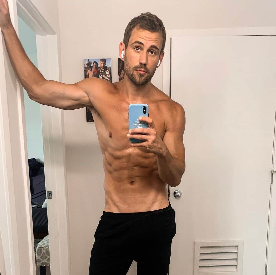ニック・ビオールのインスタグラム：「Because I get dumped AGAIN on National TV tonight.」