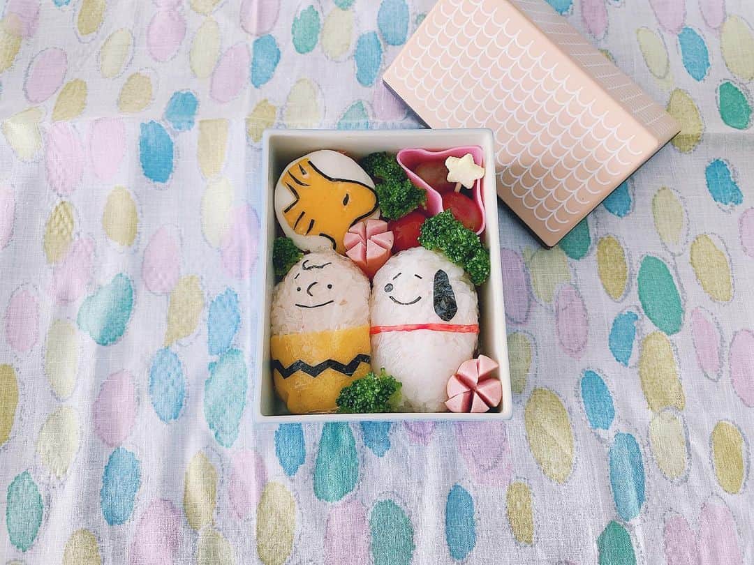 kinaxのインスタグラム：「. good morning(๑′ᴗ‵๑)☀in Japan, and good afternoon, good evening, good night for world friends! . 今日も暑くなりそうだね🏝 . 幼稚園はバス通園にしているからいいのだけど、 小学校はランドセル背負って歩いていくので 学校に着いたときにはもう汗だくらしくて 年々酷暑になってきているから 夏は心配だねぇー(´Д` ) . 学校でも色々対策をしてくださったり 水筒の中身も柔軟に対応してくれているけど 肝心の本人が、飲むタイミングがなかったとか言って 残して帰ってくるから本当に心配(´Д` )！！！ . . 今日もよく言い聞かせて送り出したけど 大丈夫かなぁ…(´Д` ) . みんなもしっかり水分&塩分補給してね。 . . そんなこんなで 今日の #kinaxおべんと はスヌーピー🏠 . リクエストを聞いたら「ピンクのくまさん」って 言われたんだけど ピンクの色付けが難しかったから勝手に変更。 . スヌーピー知ってる？って聞いたら 「うん、しってるー！でもわからないから歌って！」 って言われたよʕ •́؈•̀ ₎笑 . スヌーピーの歌…どんなんだったっけ？ . . みんなも楽しい1日をーʕ •́؈•̀ ₎🎶 . . #親バカ部 #kinaxfood #スヌーピー #園児弁当 #ミナペルホネン #minaperhonen 2020/06/16」