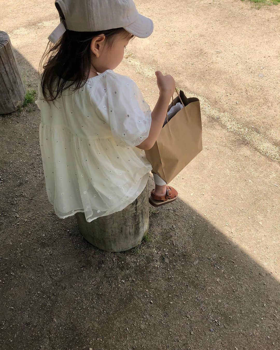 _shioriogawa_のインスタグラム：「いつの間にか身長100cm🧍🏻‍♀️ おっきなったね〜〜🤍 #3歳3ヶ月  ㅤㅤㅤㅤㅤㅤㅤㅤㅤㅤㅤㅤㅤ ㅤㅤㅤㅤㅤㅤㅤㅤㅤㅤㅤㅤㅤ ㅤㅤㅤㅤㅤㅤㅤㅤㅤㅤㅤㅤㅤ」