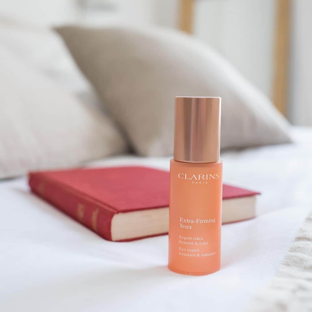 Clarins Canadaさんのインスタグラム写真 - (Clarins CanadaInstagram)「All eyes on you with an eye contour care that instantly enhances the look!👀⁣ Unique and highly sensorial, Extra-Firming Yeux offers an immediate feeling of well-being for the particularly delicate eye contour area.⁣ __________⁣ Plein la vue avec ce soin qui embellit instantanément le regard !👀⁣ Incroyablement sensorielle, la texture d'Extra-Firming Yeux offre une sensation de bien-être immédiat à la zone particulièrement fragile du contour des yeux.⁣ .⁣ .⁣ .⁣ #Clarins #ItsAllAboutYou #ExtraFirming #ExtraFirmingYeux」6月16日 10時00分 - clarinscanada
