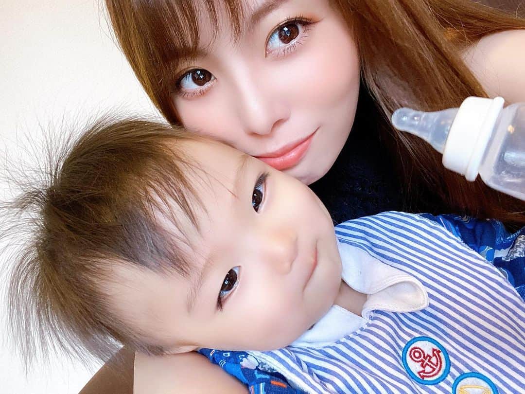 Momoeのインスタグラム：「. . 似てる💘？ . .  #happy #家事 #育児 #family #家族 #boy #smile #男の子 #息子 #code #love #lucky #kids #子供 #thankyou #宝物 #ベビー #fashion #follow #心 #縁 #パパ #ママ #家族写真 #男の子ママ #赤ちゃん写真 #photo #子育て #1歳 #flower」