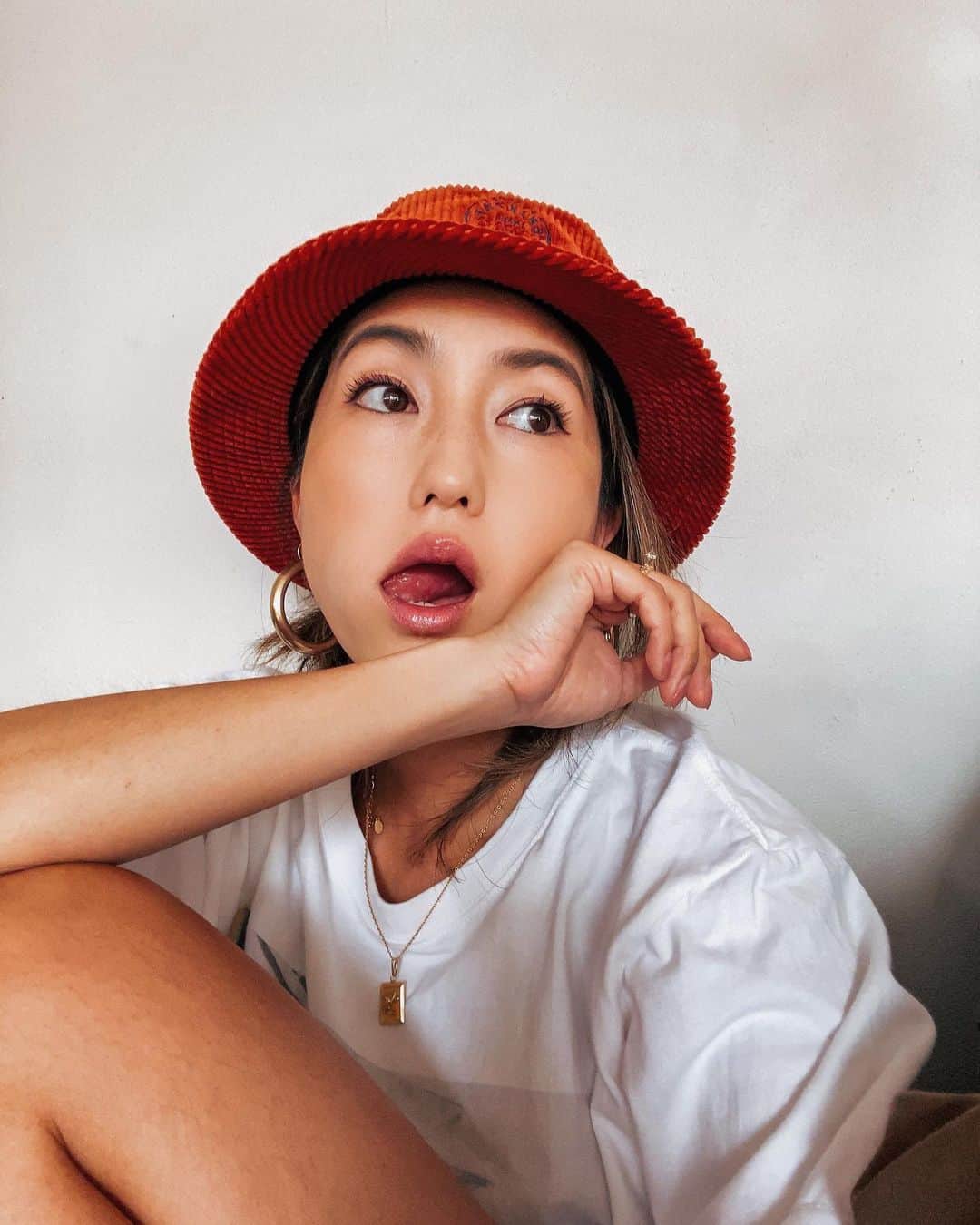 のインスタグラム：「💄 . . . ウッカリ… なのか、 ヤッパリ… なのか、 夏の素肌はテラコッタってます。 . . 湘南アルアル。。 みんなファンデーション悩んでると思うんだけど←私だけ？ . . どんなに良くても日本のって色が 合わない！！！ 全部なんか、 合わないの！！！ . . だから毎回結局海外で買ってきたのを使うことが多かったんだけど、 きっとそんな悩みのgirls!!が 増えたんだろうね(憶測、) . . ツイニ！ #madeinJAPAN の小麦肌用ファンデーション のいいの見つけたのでシェァ〜🍏 . . . シアバター配合のBBとパウダー なんだけど、 BBはウォータープルーフなのに 乾燥しない！アトピーの人でも使えた！って書いてあった🤭 歳とるとシワにファンデーションがめり込むからどんどん塗りたくなくなるんだけど、これは大丈夫そぅ！！ . . このファンデーションのset.で良いところはBBがどんな肌色にも馴染む色な事！(確かに！！なじむ。) そして、このパウダーが濃い目だから ✔︎シェーディング ✔︎チーク ✔︎シャドー と何役もこなしてくれちゃう、 便利！！！ww . . もっとメイクの上級者はいろんなの使って顔作れるんだろうけど私自分でメイクうまくできないから🤢🤢 . . とりあえず顔が変に浮かないファンデーションを探していたのだ。 なんなら、カサカサしなくて、 崩れない、この時期はそれも大事。 . . @asitiscosmeticsjapan  @asitiscosmeticsjapan  @asitiscosmeticsjapan . . 定期便コースも始まったみたい。 今回なんとクーポンコード使って送料無料にしてくれる事になった🙌🏾から、 是非ファンデーションの色味で悩んでいる人は試してみて欲しいでつ。 . . クーポンコード→"MAINO"って入れてね。 送料かからないなんてサイクーッ . . 私はサンタンクリームBB と シャイニングビーチ😍パウダー にしたよ。 パウダーには色味が三色あります。 . . 詳しくはブランドアカウントで確認して見てねーッ . . 長年の悩みが解決されてご満悦です！ ヤッパリ、メイク下手には パウダーで色を馴染ませるやり方が 上手くいく気がします。ww . . 共感してくれる人〜🙋🏽‍♀️ . . あは。 肌も綺麗に見せてくれるし。 せっかくだから上手く使いこなせるように練習したい。←まだ買ったばっか。 . . 写真の日も眉毛とマスカラとシャドー少し塗っただけなんだけど雰囲気出るよね！！いい感じぢゃ。 . . あ！ なんか定期便にするとパウダーファンデーション貰えるキャンペーンやってるんだって書いてあった！！見てみて下さい！ (ゴリ押しw) . . #フェアトレード #シアバター #ファンデーション #小麦肌ファンデ #日焼け しちゃいがち #ファンデーション難民　 #カバー力　も🐜。 #ツヤ肌　#セルフメイク　 #合うものを探すのって大変 #asitiscosmetics  #メイドインジャパン」