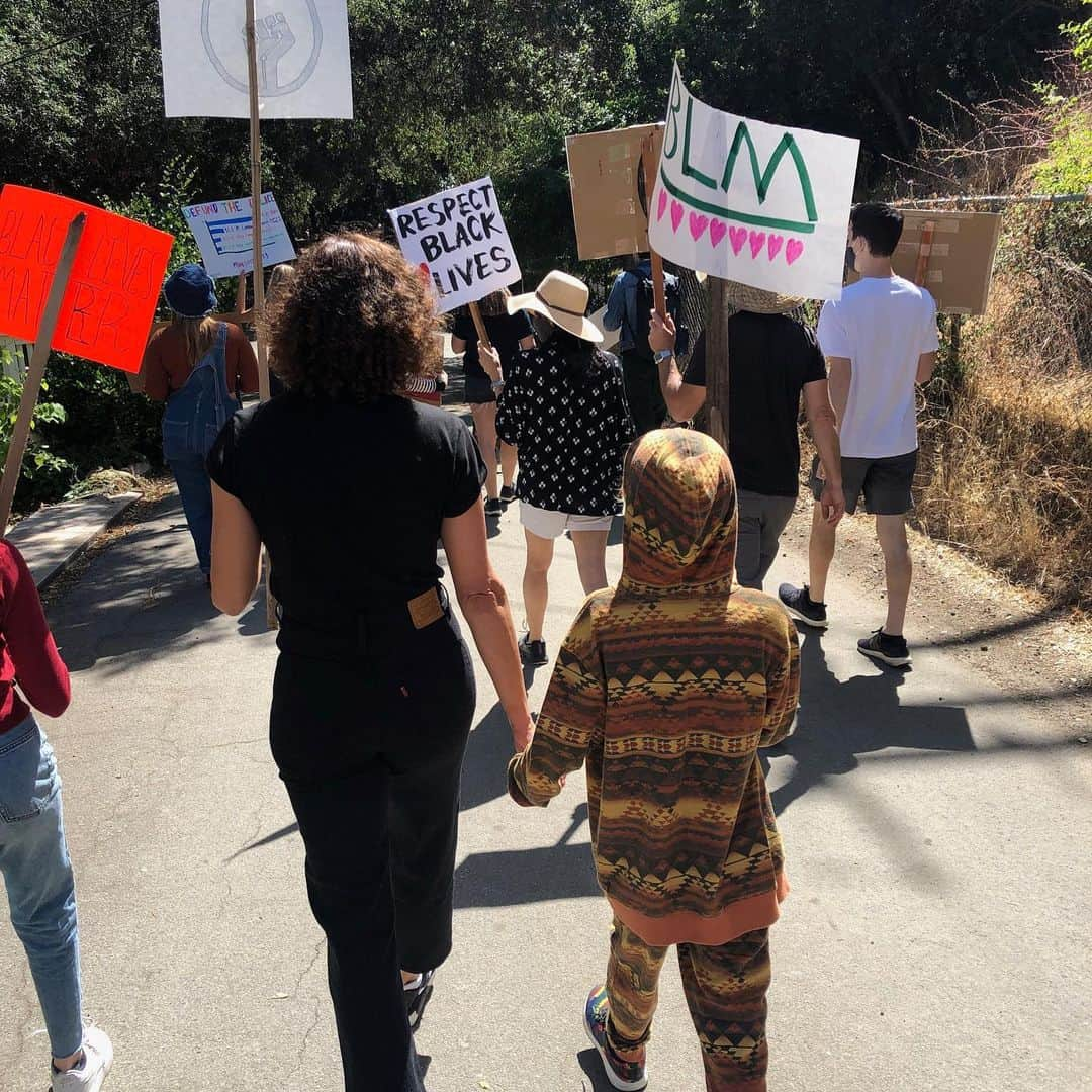 ポーラ・パットンのインスタグラム：「Something magical happened this weekend!  I responded to a flyer left in my mailbox for a Black Lives Matter march. With my son’s hand in my own, we connected with our friends and neighbors as a FAMILY.  This movement is bringing people together who otherwise wouldn’t know each other— children are present, witnessing and participating — families of families standing together for justice.  Let this not be only a moment! This is a movement for human dignity that every neighborhood can embrace. Children through elders, together witnessing and participating — as families of families standing together for justice.  #blacklivesmatter #blmla #blmlosangeles #daddysgirl #lookingup #authenticself #lovenothate #lovewins #naacplegaldefensefund #naacpldf #naacp」