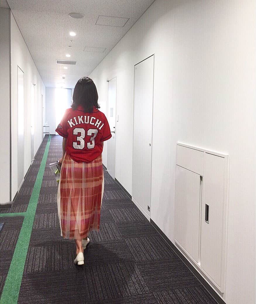 西口真央のインスタグラム：「おしゃれなカープコーデ👚❣️ いつも元気丸では @cupolahiroshima  さんに衣装をお借りしています！！ その日の番組内容に合わせて、一緒にお洋服を選んでもらっています🌟 素敵な服を着ると気分も上がりますよね/// 最近は毎週、番組に向けてお洋服選びをする時間も楽しみの１つ😝 #カープコーデ #カープ特番 #赤コーデ  #カープ女子」