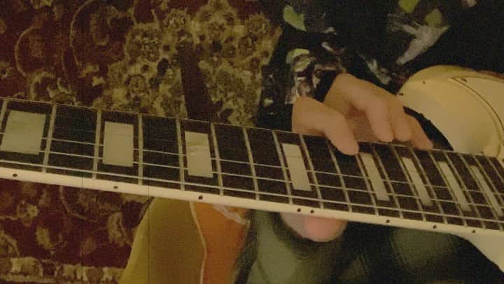 小野武正のインスタグラム：「わしゃー！﻿ 昨日はソーシャルディスタンスに気をつけてダンスしながらギターレコーディングしてきたのですがかなり良いのが録音出来たんじゃないかなと思っております、わしゃしゃしゃしゃ﻿ 最近JCM800というアンプ直以外受け付けないかの如く気難しいけどワイルドな歪みを提供してくれるアンプを二台ほどゲットしてレコーディングで使ってるんですがまじで音が最高すぎてもう困りまくります。KEYTALKでも去年末辺りからライブで導入してて男のアン直で音作りしてますがやはりアンプで作るナチュラルな歪みは松屋のうまトマハンバーグ定食に匹敵するぐらいパンチがありますねえ。﻿ 最近のアンプでは中々出せない荒々しさがJCM800に詰まってますよお、いいよお！レコーディングの度に思う！良い音だあ！！！﻿ 昨日は特にローチャンネルに刺して強くピッキングするとちょいクランチ気味になるセッティングでのカッティングの音がバチコンキマりすぎてて完全にうまトマハンバーグドリーマーなので早く全銀河に散らばってるワシツナガーにお見舞いしたいね！なんやねんワシツナガーって！﻿ ﻿ 本日もやってまいりました、FLOWERさんの名曲でKEYTALK！間違えた！KEYTALKさんのファイナルファンタジー事、首藤さんによるコンポーズにより類稀なるメロディセンスを遺憾なくストレートにポップ且つ溢れんばかりの愛で表現しあのセフィロスも仲間になるのでは無いかと噂されるほどの隠れた名曲FLOWERをお届けしましょう！﻿ 今回サビを弾いてます、ギターだけで聴くと少し寂しいですが関係ありません、みんなのフラワー、﻿ ﻿ 「聴こえてます。」おわり。﻿ ﻿ ﻿ #わしつなぎ﻿ #keytalk﻿ #ユアマイフラワシ」