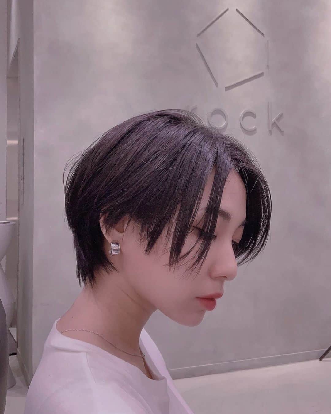 Ai（虫賀愛）のインスタグラム：「* * new hair ✂️ * @rock_hairdesign  @sunaoakiyama * * #ショートヘア #イケメンショート #黒髪ショート」