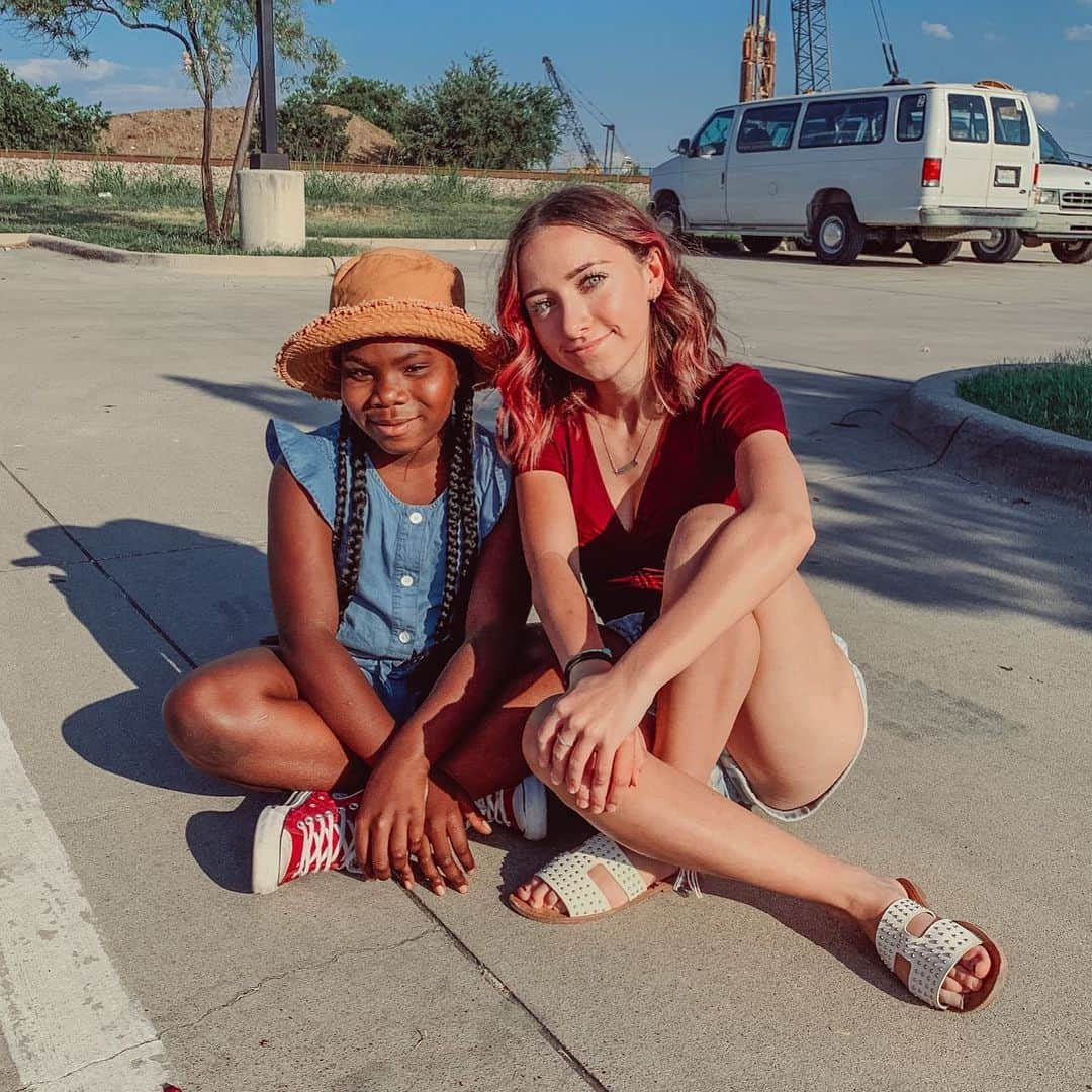 Brooklyn and Baileyさんのインスタグラム写真 - (Brooklyn and BaileyInstagram)「I think the van in the back really completes the aesthetic don’t you?」6月16日 10時36分 - brooklynandbailey