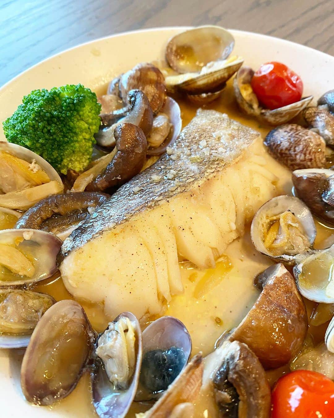 田中雅美さんのインスタグラム写真 - (田中雅美Instagram)「アクアパッツァ。 先日の「お江戸に恋して」で、アクアパッツァが話題だったので、食べたくなって作りました〜。 ・ ・ なかなか美味しくできましたが、改善の余地あり。 ・ ・ あさりの塩分があるので、お魚の下味にはお塩はいらないのね。。 ・ ・ 茅乃舎の野菜だしはやっぱり万能。 ・ ・ #アクアパッツァ #塩分調整必要 #茅乃舎だし #野菜だし #万能 #お江戸に恋して」6月16日 10時30分 - tanakamasami_official