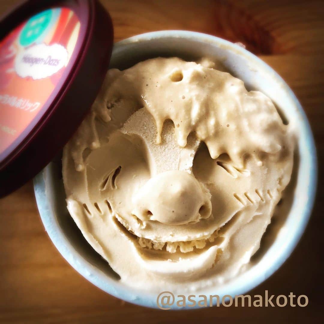 asanomakotoのインスタグラム：「Thanks to the healthcare professionals. ☺️🍨✨ #haagendazs #HäagenDazs #haagen_dazs  #love #haagendazsid  #ice #icecream #icecreams #iceart #smile #happy #instafun #instapop #instacool #instagood #instaice #instaicecream #instafollow #gelato #caramalholic #sorriso #ハーゲンダッツ #アイスクリーム #カップアイス  #医療従事者に感謝 #photoofday #webstagram  #tagsforlikes #하겐다즈 #キャラメルホリック ★おはようございます🌞良い日です♪医療従事者に感謝致します。徐々にですが、日常が戻りつつあるのは命をかけて頑張ってくれている方達のおかげです。本日もスマイルのお届けしたいです！今日も一日頑張りまーーーーーす🍨✨」