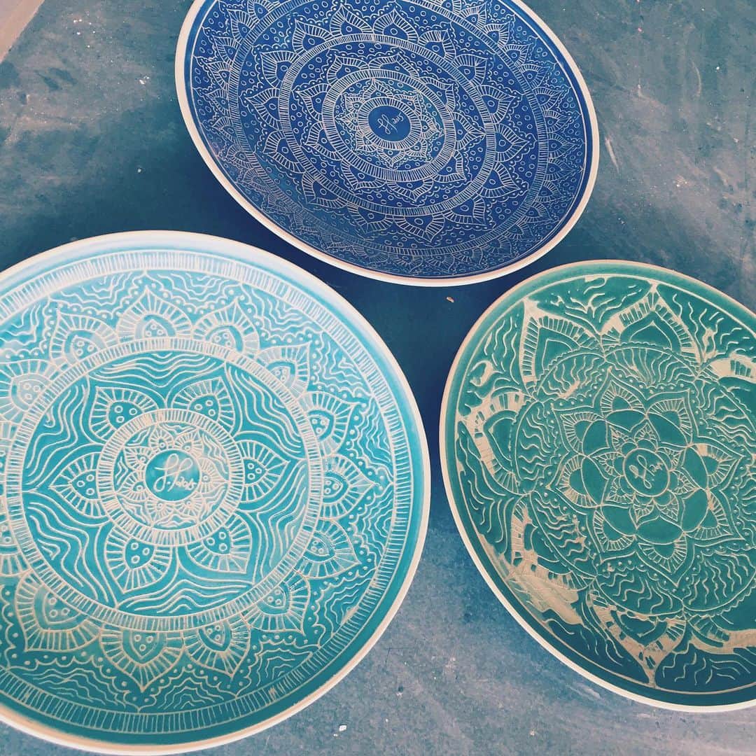 フェリシティー・パルマティアーさんのインスタグラム写真 - (フェリシティー・パルマティアーInstagram)「These ceramic bowls were a collaboration with my Dad - Warrick Palmateer. You can view more of my art over at @flickpalmateer.art #flickpalmateerart #felicitypalmateerart #ceramic #ceramics #handmade #porcelain」6月16日 10時33分 - flickpalmateer