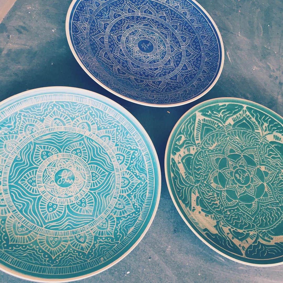 フェリシティー・パルマティアーのインスタグラム：「These ceramic bowls were a collaboration with my Dad - Warrick Palmateer. You can view more of my art over at @flickpalmateer.art #flickpalmateerart #felicitypalmateerart #ceramic #ceramics #handmade #porcelain」