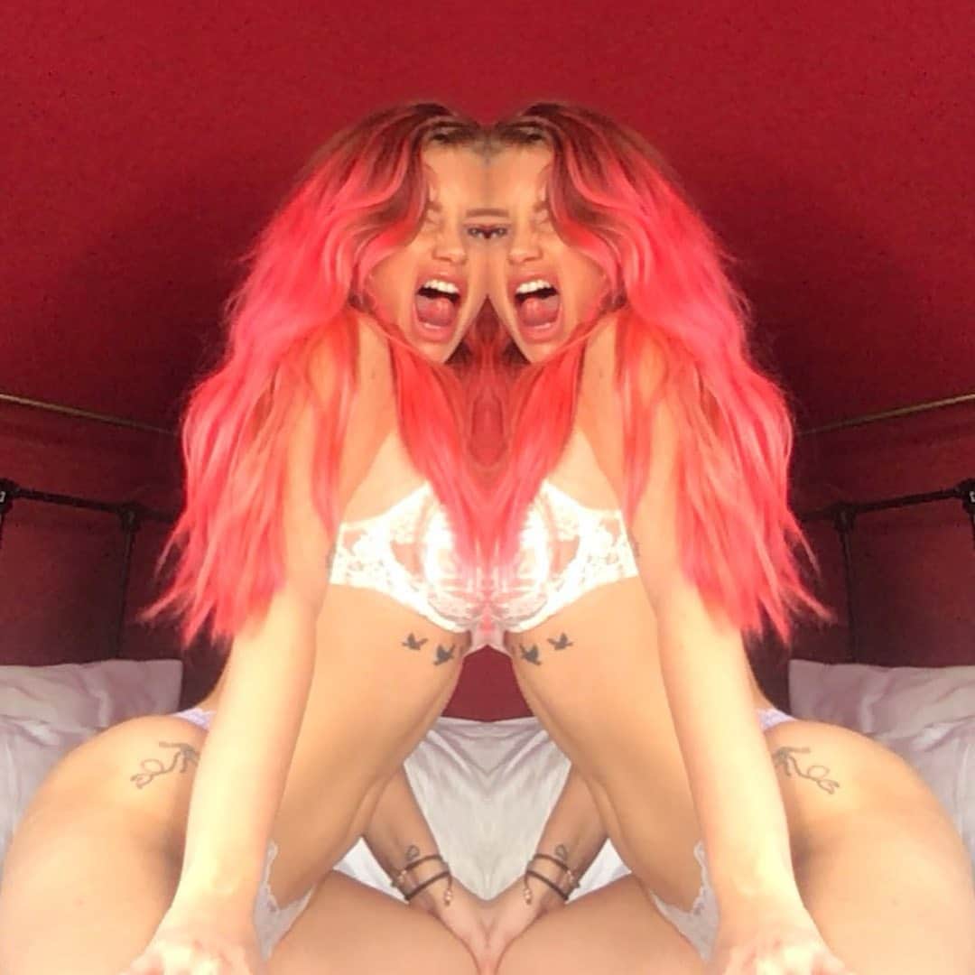 ロッティ・モスさんのインスタグラム写真 - (ロッティ・モスInstagram)「I miss pink hair??」6月16日 10時38分 - lottiemossxo