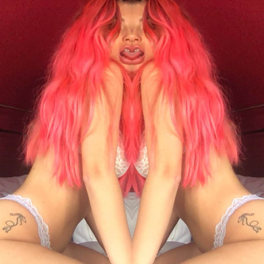 ロッティ・モスさんのインスタグラム写真 - (ロッティ・モスInstagram)「I miss pink hair??」6月16日 10時38分 - lottiemossxo