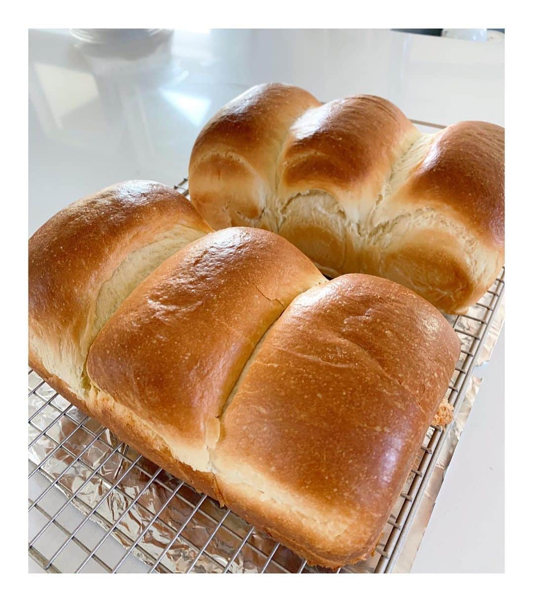 ハー・ミジョンのインスタグラム：「1일 1빵. 오늘은 우유식빵🍞 #홈베이킹 #우유식빵」