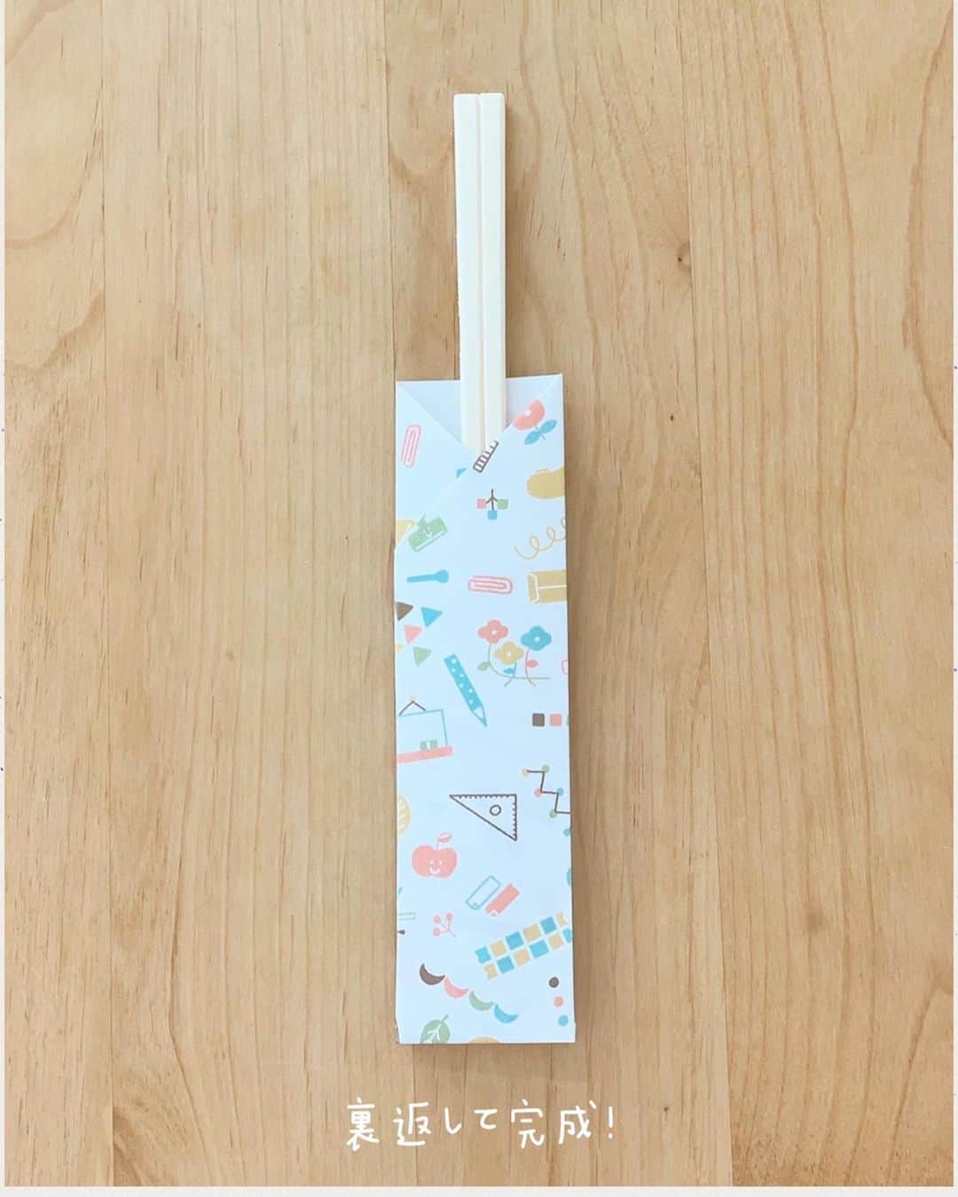 ＋PLUS（プラスショールーム）さんのインスタグラム写真 - (＋PLUS（プラスショールーム）Instagram)「期間限定配信中♡﻿ ﻿ ペーパークラフト型紙サイト﻿ 「幸作の時間」にて、人気イラストレーター mizutamaさんデザイン型紙を、期間限定で配信しております。﻿ ﻿ ﻿ ダウンロードはストーリーのURLからお願いします😊@plusplus.shop﻿ ﻿ ﻿ 今日は、ラッピングペーパーを使った﻿ 箸袋の作り方をご紹介。。♪﻿ ﻿ ﻿ 作り方﻿ 1. ラッピングペーパーを印刷し、16×16cmの正方形にカットします。﻿ ﻿ 2. 裏返して、4等分の折り目をつけます。﻿ ﻿ 3. 左右を、画像の順に折り込み、最後に箸が落ちないように、底部分を折り返して、裏返したら完成です。﻿ ﻿ とっても簡単なので、折り紙感覚で﻿ お子さまと一緒に作っても楽しいですよ。。♪﻿ ﻿ おうちでのおもてなしや、ピクニックに彩りを添えるアイテムとして、ぜひ作ってみてくださいね。。♡﻿ ﻿ #ラッピング#ラッピングペーパー#おもてなし#箸袋#mizutamaさん#ピクニック#デコラッシュ#おうちじかん#おうち時間#折り紙#文具#お弁当﻿ ﻿ ﻿」6月16日 10時46分 - plus_style.yebisu