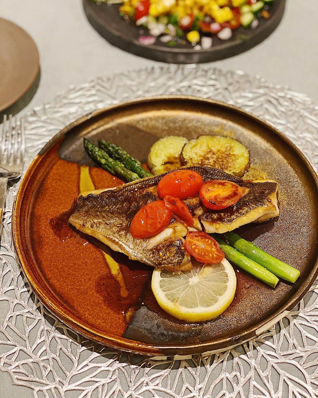 上原歩さんのインスタグラム写真 - (上原歩Instagram)「昨夜の夕ご飯🌼 @toyosu_no_kiwami ◎2種のお魚でポワレ 茶プレートがオオモンハタ 青プレートイサキ ソースは白ワイン、バルサミコ、醤油少々🐟 ◎かぼちゃの豆乳スープ 昨夜作ったかぼちゃサラダの残りも合わせて作くりました クリームチーズも入っているのでとても濃厚🎃 ◎とうもろこしのスパイスサラダ とうもろこしって縦に切れないんだねw 石より硬いかもw 諦めて身を削いで、シーズニング、パプリカパウダー、胡椒、粉チーズ、オリーブオイルでグリル 下に引いたトマトきゅうり紫玉ねぎにら塩胡椒たっぷりライムで夏らしいサラダの完成🌽  豊洲の極みの食材を余すことなく使って とても贅沢食卓になりました✨ 美味しかった〜🧡 ・ #love #life #cooking #おうちごはん #あゆレシピ #豊洲の極」6月16日 10時48分 - ayumiuehara