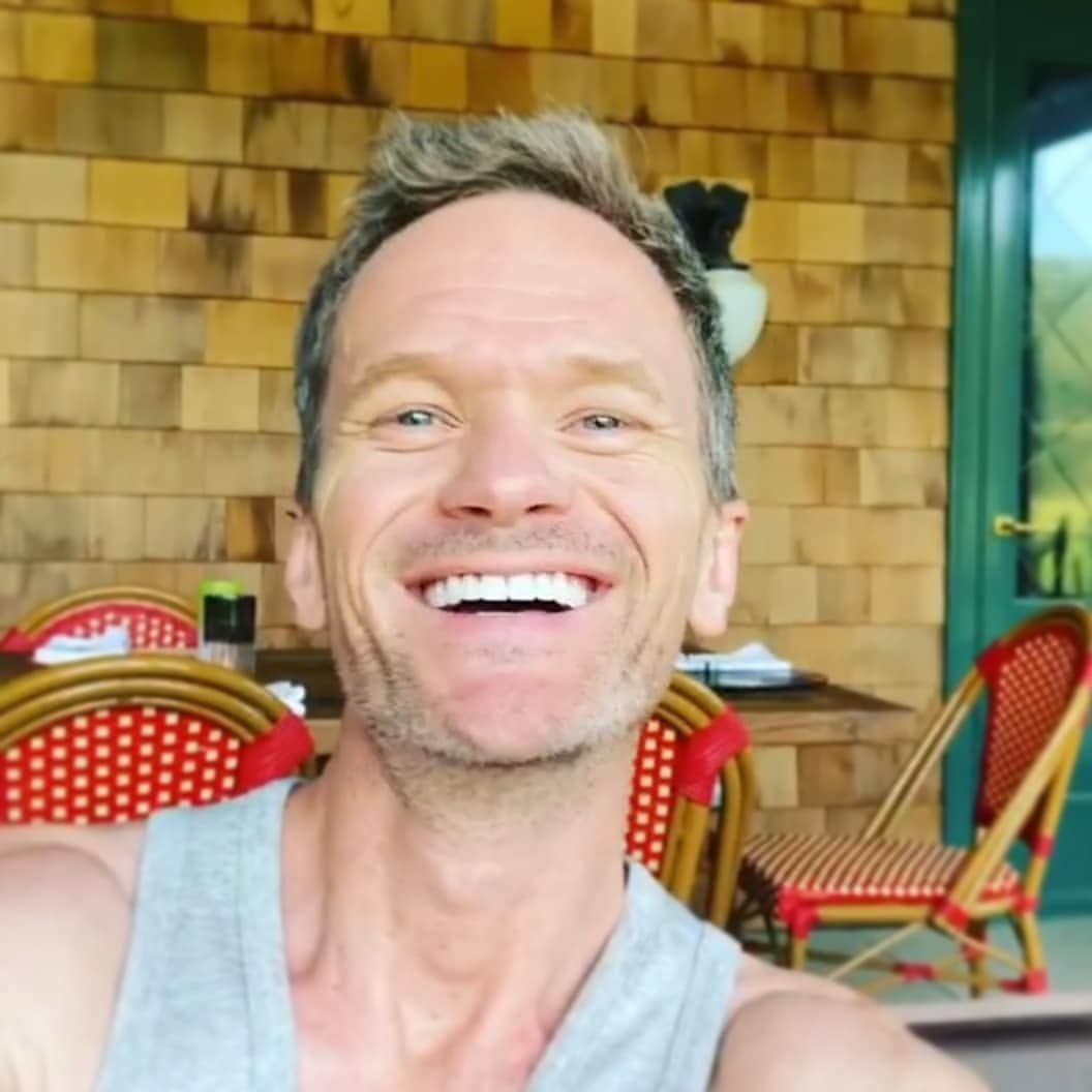 ニール・パトリック・ハリスのインスタグラム：「Happy birthday to you, Neil Patrick Harris! Hope you had an incredible day with your family! 🥳🎂🎁🎉🥰 #neilpatrickharris #nph #tagsforlikes #actor #lovehim #handsome #myedit #hbd #happybirthday #birthday #awesome #legendary 💙💙」