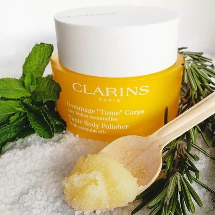 CLARINSさんのインスタグラム写真 - (CLARINSInstagram)「Revitalizing body scrub with essential oils of Rosemary, Rosewood, and Mint to invigorate the senses and create a total feeling of well-being✨photo: @lovebyfisher」6月16日 10時50分 - clarinsusa