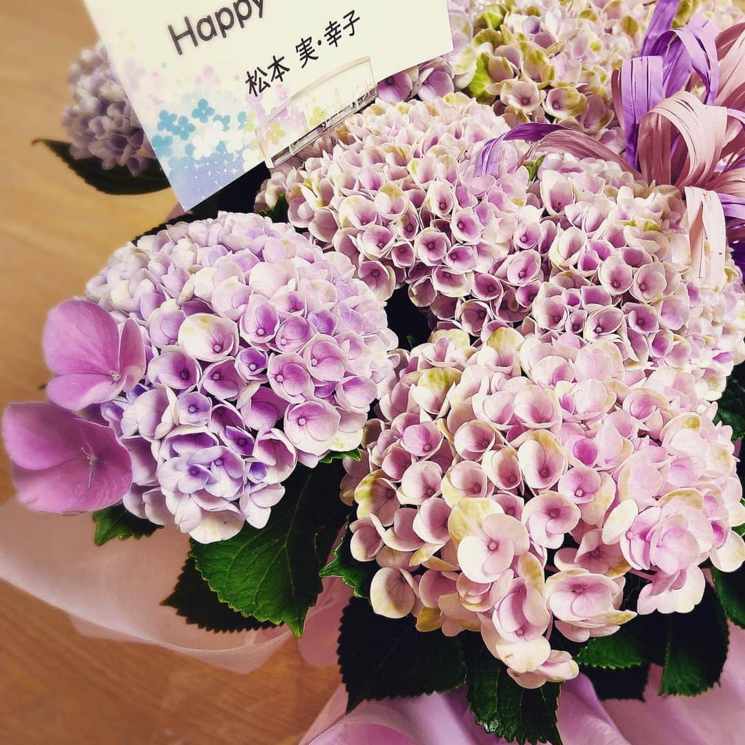 松本英子のインスタグラム：「毎年、両親が贈ってくれる紫陽花💓  今年はとっても可愛い配色...😊 三日三晩陣痛で苦しんで、大雨の午後２時 私を産んでくれた母にただただ感謝です。  お誕生日メッセージも沢山たくさん本当にありがとうございます✨✨✨✨✨✨🙏 日々応援してくださる皆さん、支えてくれている家族や友人、私はとても人に恵まれているなといつも思います。 この感謝の想いをちゃんと音楽や色んな形にして恩返ししていけたらと思っています✨  2020.6.16 松本英子」