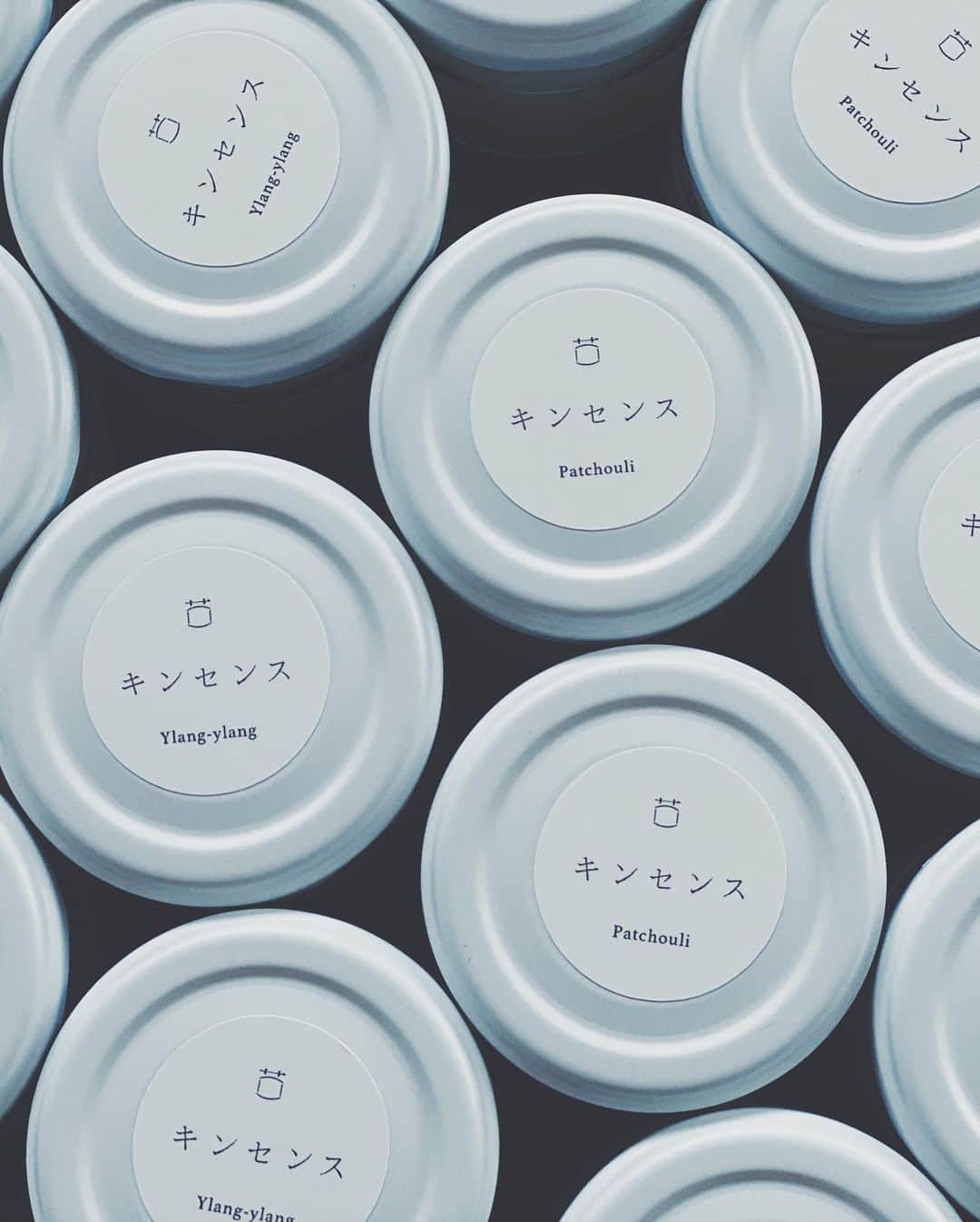田中菜月さんのインスタグラム写真 - (田中菜月Instagram)「ようやく世界がついてきた✨  どこどこの デザイン賞をとっているなど 世間の評価じゃなく  このデザインが素敵だ！って 感動、最高、大好き💕 と思っていたものに  世間がようやく ついてきている。  有名、無名にかぎらず 本当に素晴らしいひとたちと 世界をもっとシンプルに 発酵菌のように愛を 繁殖しています💗  しかも都市ではなく ローカルから素敵なものが いま生まれている  そんなテーマの代表になってる✨  一番上の真ん中にあるのが  辰巳 祥平くんのセンスが詰まった 辰巳蒸留所のスピリッツ デザイナーは上村 大輔。  このデザインをみて 一目惚れして  わたしの発酵ブランド kinsenseのデザインも 担当してもらってます♡  今月は夏至の日から kinsenseのお試しキットが 1週間限定で販売します✨🙌🏼🧡 https://kinsense.net/items/5e54e4cacf327f756153a69c  除菌殺菌でもない 新しいパラダイム 【助菌】で 生きた乳酸菌に 助けてもらおう。」6月16日 11時19分 - natsuki_hakko