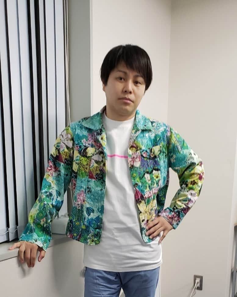 井上裕介のインスタグラム：「みなさん！！ おはようございます😃 今日も仕事、がんばります^_^  ってか羽織ものの丈が短いよねぇ！？」