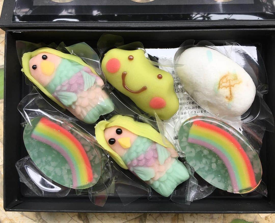 小橋めぐみのインスタグラム：「朝からこんな可愛い和菓子が届いて、心に虹🌈がかかる。 6月後半も、元気で、負けないで。 #アマビエ #和菓子結」