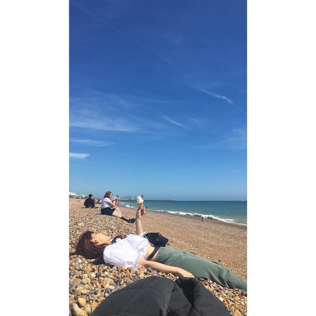 菅沼ゆり（ゆりっぱ）さんのインスタグラム写真 - (菅沼ゆり（ゆりっぱ）Instagram)「99×99s🍦 ポストカード集は特にお気に入り。 イギリスではチョコレートバーをさしたソフトクリームを 99と言うらしい。 (Brighton beachで食べた❕) 海岸沿いに売っている99ソフトクリームとお店がひたすら載っているポストカード集。癒される〜。」6月16日 11時27分 - yurippa93