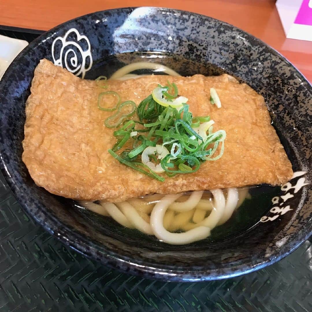 はなまるうどんのインスタグラム：「#きつね冷かけ はもう食べましたか😍✨ 暑くなってきたこの季節に、冷かけフェアを開催中💗💗 きつね冷かけの他にも・・・ 🌸鶏チャーシュー冷かけ 🌸わかめ冷かけ 上記2点も販売中です😳✨ 最後まで #うどん も #だし も冷たく美味しく頂けますよ💖  #はなまるうどん https://www.hanamaruudon.com/news/2020.html#news16」