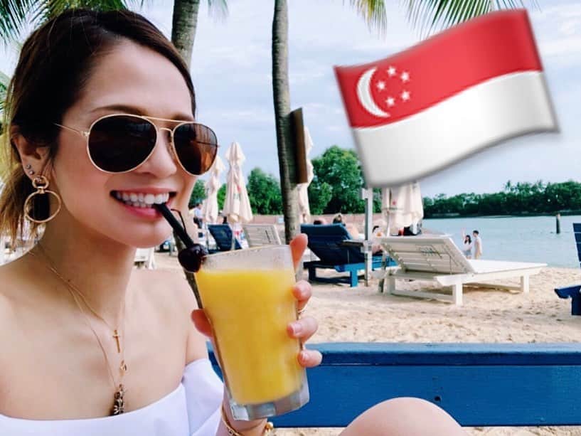 彩希エリナのインスタグラム：「【振り返りTRIPシンガポール】🇸🇬🇸🇬🇸🇬🇸🇬 20代後半戦から一番何度も訪れているお国Singapore✈️東京都と同じくらいの面積しかないんだけど、高級ラインから🛍中東に来たようなシルクや絹や絨毯が格安で発見出来るアラブストリート🇦🇪やインドストリート🇮🇳、少し行けばビーチや自然が沢山あって🏖コンパクトにキュッと全てが丁度良く詰まってて、街も兎に角綺麗だし、東南アジアでは間違いなく大好きなスポットダントツトップに食い込んでいる場所☺️✨うん、住める🏢www熱帯地区でジメッとしてる印象もあるけど、雨が降ったら☔️大きな葉っぱを傘にして裸足で歩けばいいさー🌿と思わせてくれる所🇸🇬←実際やりましたwww #trip #traveler #travelphotography #travelgram #traveltheworld #travellover #singapore #sentosaisland #marinabaysands #旅 #旅行 #旅行写真 #旅の記録 #海外旅行 #ふりかえりぐらむ #シンガポール #東南アジア #マリーナベイサンズ #セントーサ島 #シンガポール料理 #チキンライス #ジップライン #大好きな場所 #ビーチ写真 #🇸🇬」