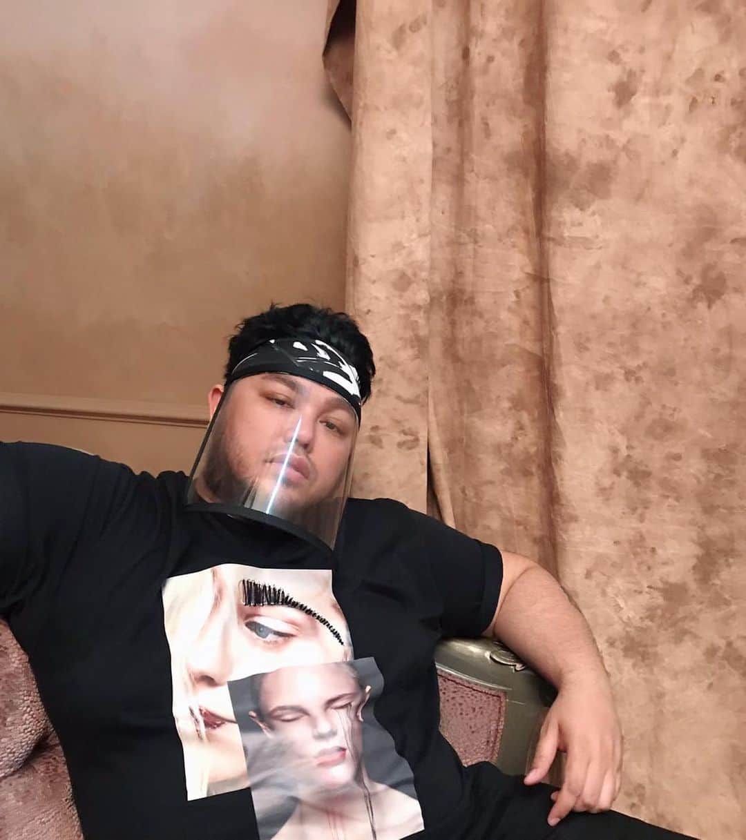 Ivan Gunawanさんのインスタグラム写真 - (Ivan GunawanInstagram)「• Memasuki new normal kita harus menyiapkan diri dan menghadapi kenyataan yang ada. Masalah itu ada bukan untuk dihindari tapi dihadapi. Dan kita harus bisa mulai beradaptasi dengan kondisi ini tentunya tetap menjaga kebersihan ya agar tetap sehat dan terhindari dari virus-virus berbahaya. Hadapi new normal dengan double protect masker + face shield by @dstore1979 . . . #faceshield  #ootdstyle #newnormal」6月16日 11時40分 - ivan_gunawan