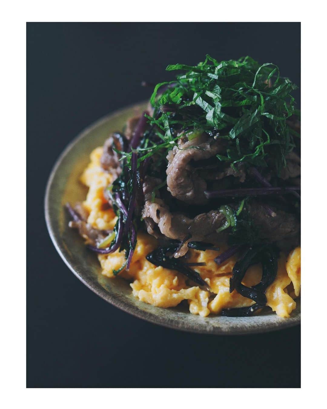 のインスタグラム：「梅雨はこれからかい？  あ、お昼です。  忘れていた牛肉と、ムラサキ水菜 で丼物を。 味付けはししゃもキクラゲと柚子胡椒。 アガベで少し甘めに。 全部入れて正解。  ムラサキ水菜は結構火を通したの に茎の方がシャキシャキで、 美味しかった。 あとはご想像にお任せします。  牛肉、ししゃもキクラゲ、 ムラサキ水菜、三つ葉 大葉、卵、胡麻油、柚子胡椒 醤油、酒、アガベ  本日も大変美味しゅうございました  ご馳走さまでした🙏🏻 #作るなら丁寧に」