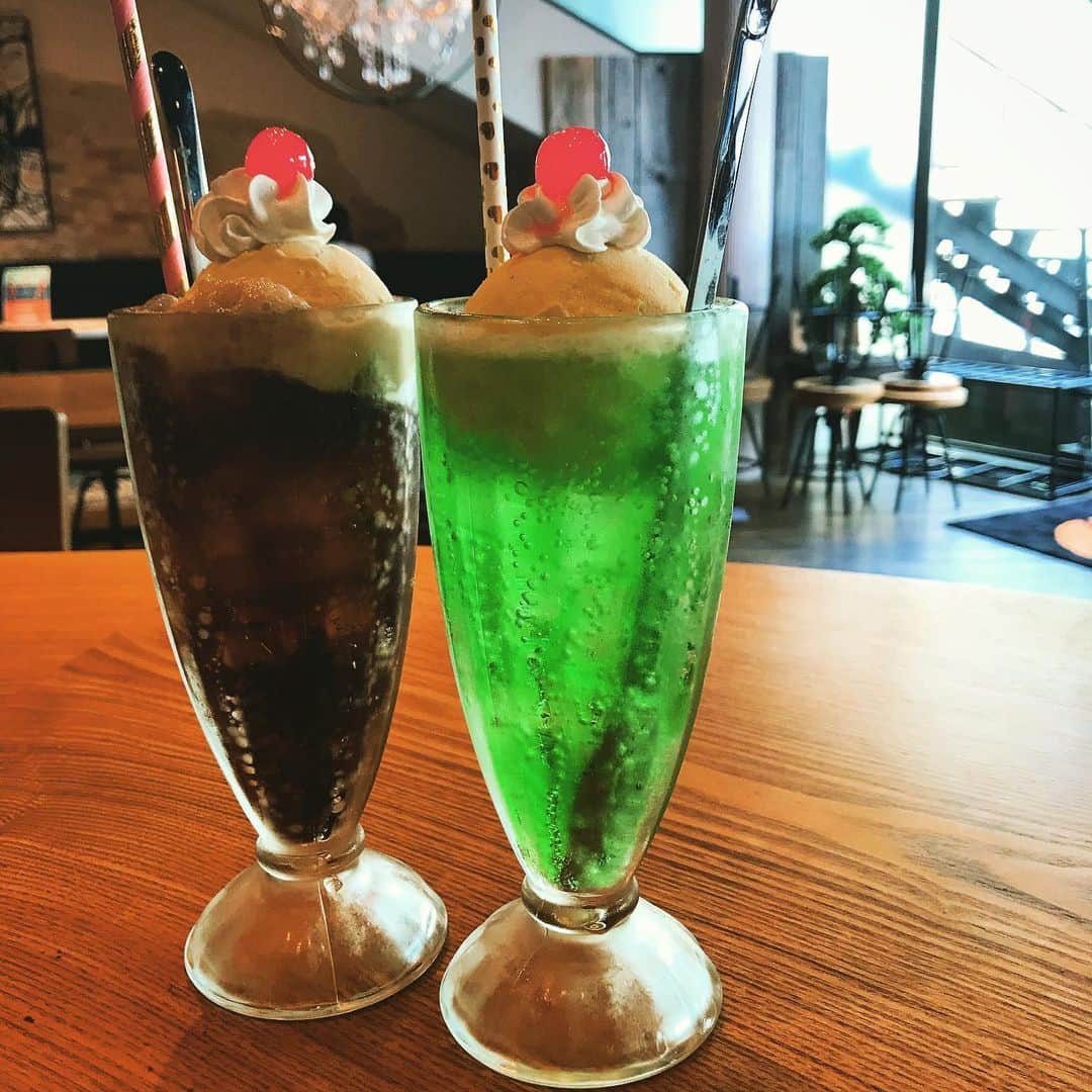 のインスタグラム：「. 暑い日が続きますね🥵🔥 そんなときはお好みのソフトドリンクにアイスクリームトッピング🍨💕はいかがですか？？☺️ . 王道のメロンソーダでクリームソーダはもちろん、アイスコーヒーにトッピングしてほろ苦さを楽しむのも…🤤👍✨ . ＋100yenで気軽にトッピングできます🤩🔥 . 見た目もかわいくておすすめです😉💕 . #umamiburger  #umamiburgerjpn  #ウマミバーガー  #ウマミバーガー青山店 #ウマミバーガーみなとみらい店  #アイスクリーム #トッピング #クリームソーダ #コーヒーフロート #かわいいは正義  #ドリンクメニュー  #暑い日にぴったり  #アイスクリームのせ  #女子会 #フロートドリンク」