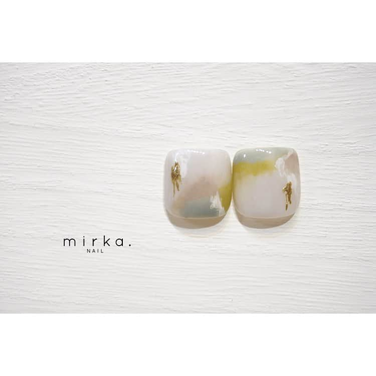 mirka. NAIL(ミルカネイル)さんのインスタグラム写真 - (mirka. NAIL(ミルカネイル)Instagram)「﻿ ペディチップ〈Pistàcchio〉﻿ ﻿ ﻿ コーディネートに合わせやすいカラー ﻿ ゴールドがピリッときいたオトナなデザインです✴︎﻿ ﻿ ﻿ ﻿ ﻿ オンラインショップはプロフィールのリンクよりご覧下さい◯ ﻿ BASEアプリでもぜひフォローをお願いします☻ ﻿ ﻿ ﻿ ---------*-----------*-----------*-------﻿ ペディチップとは……﻿ 足の親指にチップを貼って、ほかのお爪はお好みのポリッシュを塗っていただくだけ！﻿ 親指以外はお爪も小さいので塗るのも簡単です。﻿ 手軽にジェルネイルをしたような足先をお楽しみいただけます。﻿ チップはチップ用両面テープで貼るので、繰り返しお使いいただけます。﻿ ﻿ ﻿ #mirkanailペディチップ#mirkanail#nails#nailart#naildesign#pedicure#footnail﻿ #ペディチップ#ペディキュア#フットネイル#ネイル#ネイルアート#ネイルデザイン」6月16日 11時42分 - mirka.nail