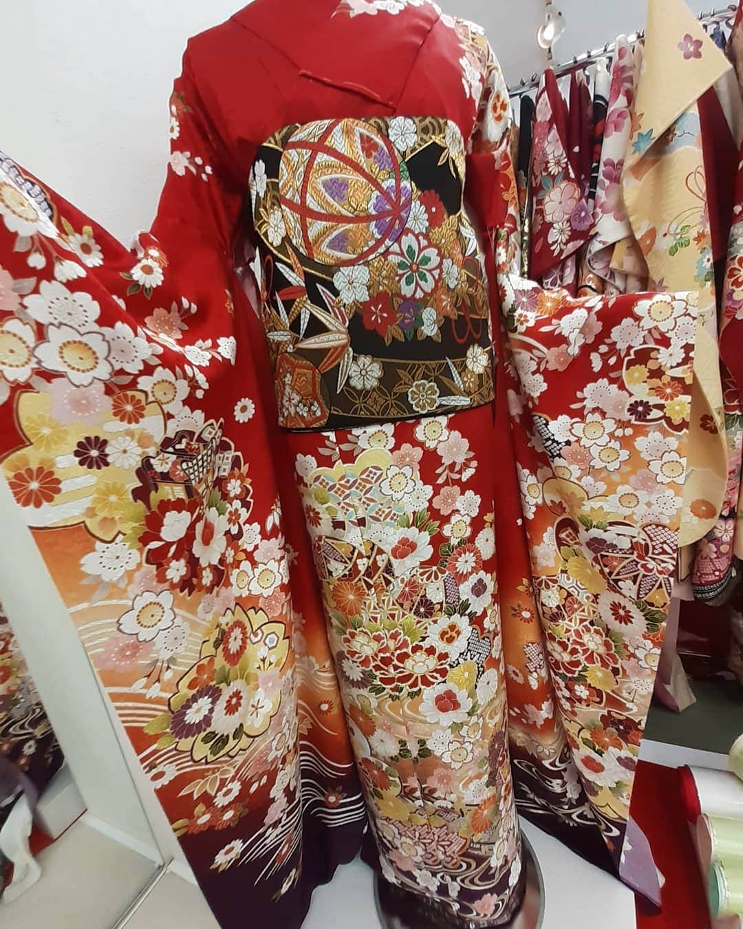 みますやさんのインスタグラム写真 - (みますやInstagram)「こんにちは😊みますや呉服店です😊  赤の振袖のご紹介です。  赤色は太陽を表し、  厄を祓うと言われています😊  #着物女子 #着物美人 #着物好き #今日のコーディネート #成人式 #二十歳 #日本文化 #日本 #和 #和服 #japan #kimono #furisode #wafuku #japanesekimono #ootd #みますや」6月16日 11時44分 - mimasuya.sns