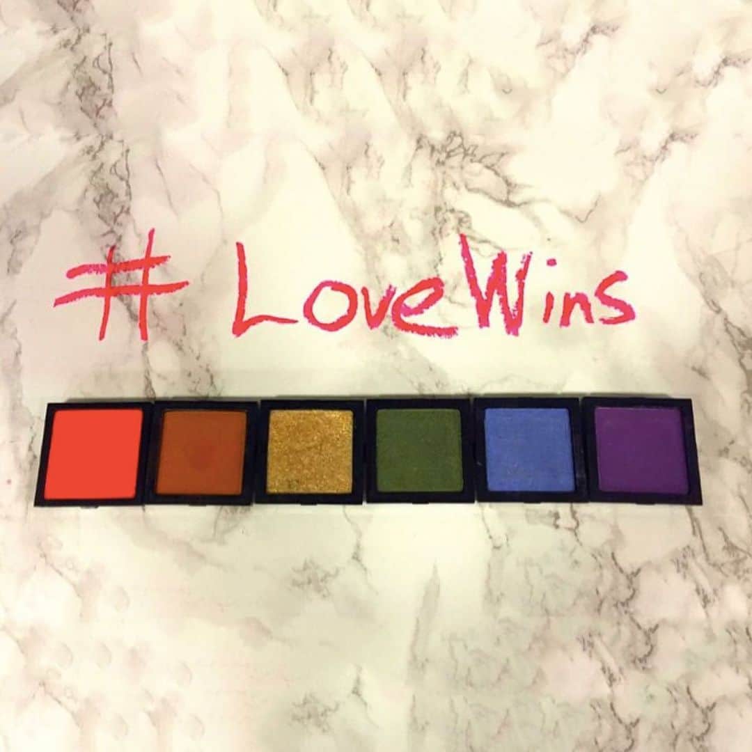ボビー・ブラウンのインスタグラム：「🧡❤️💛💚💙💜」